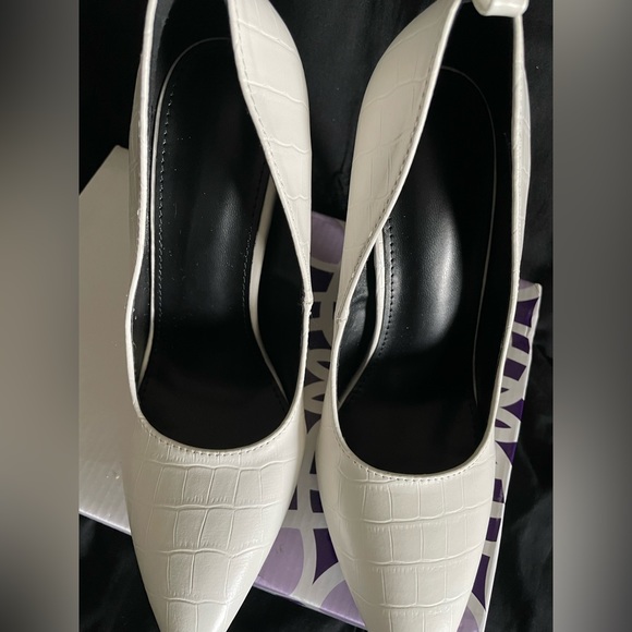 Gator style white pumps with a gold heel. - Picture 3 of 5